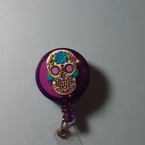 Retractable name badge holder